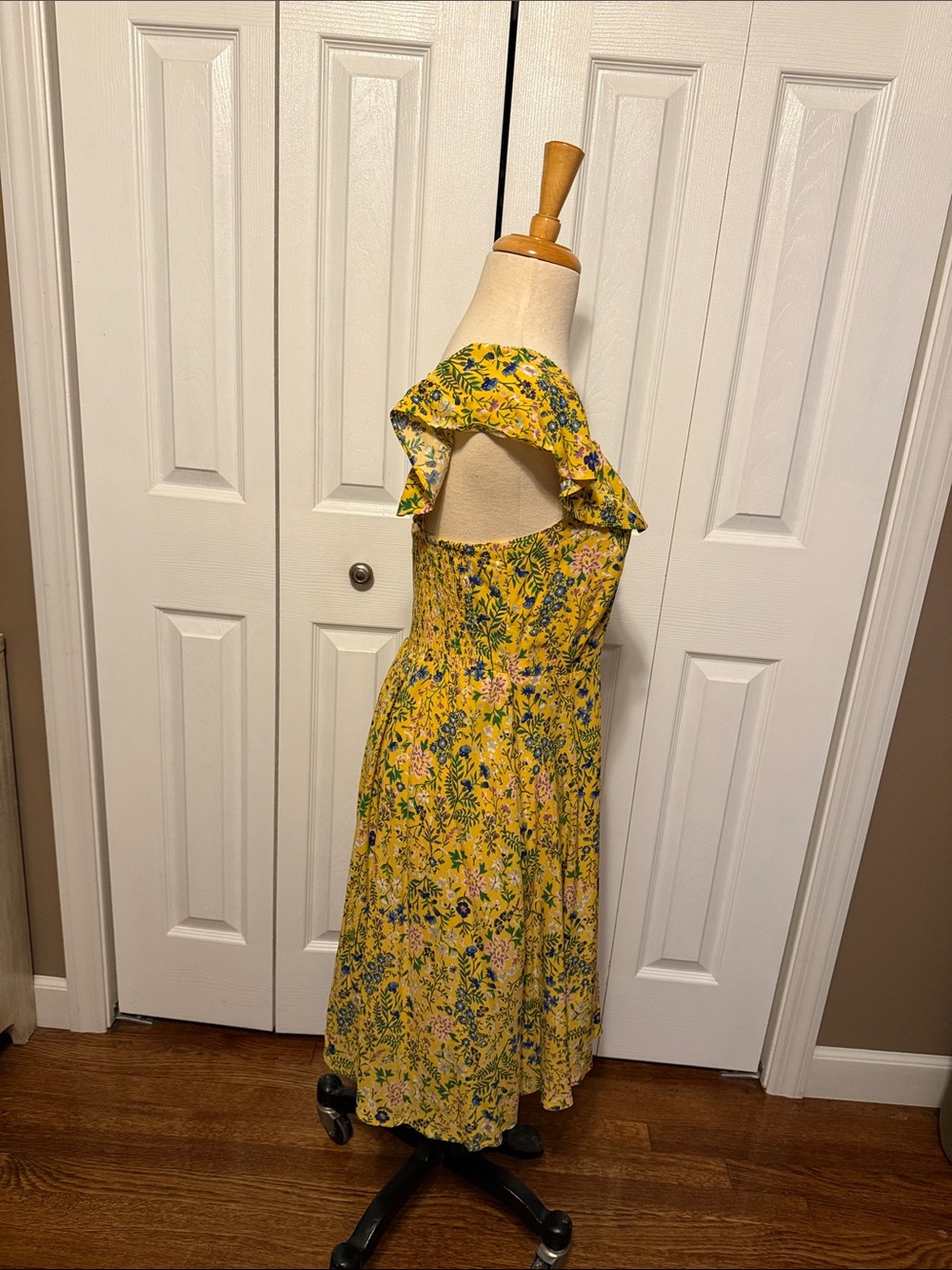 Yellow floral sundress size medium - Picture 3 of 7